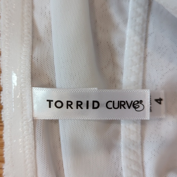 Torrid. Curves. Unlined 4-Way Stretch Lace Bandeau. Size 4. - Picture 6 of 7